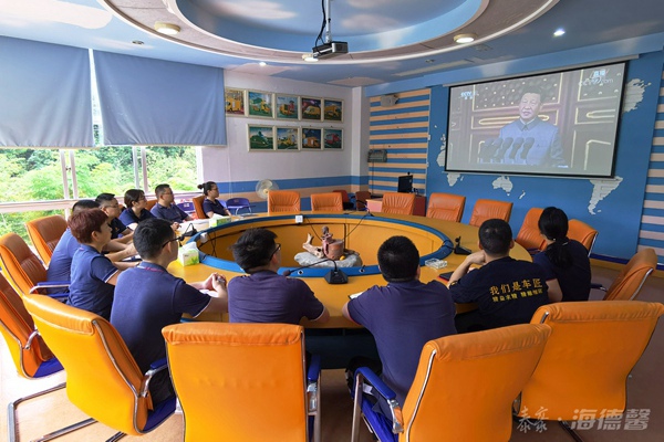 公司党支部组织在家党员观看大会现场直播1.jpg